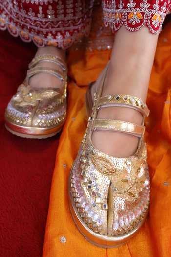 Buy_Chal Jooti_Gold Sitara Tabi Embroidered Flats _Online_at_Aza_Fashions