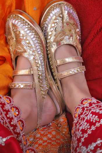 Buy_Chal Jooti_Gold Sitara Tabi Embroidered Flats 