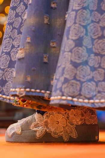 Buy_Chal Jooti_Blue Daisy Denim Embroidered Sneaker Wedges 