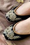 Buy_Kurrbat_Black Aza Velvet Embroidered Juttis 
