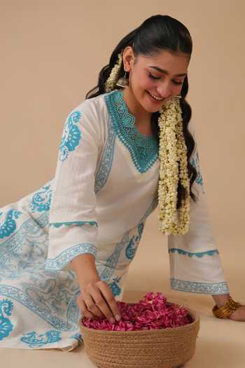 Shop_LAHARIO_White Cotton Lace V-neck Mogra Printed Kurta And Pant Set _Online_at_Aza_Fashions