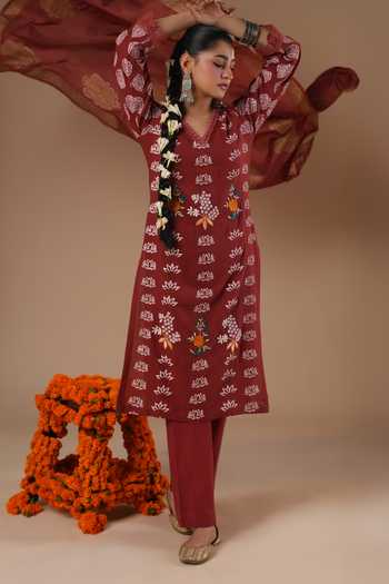 Buy_LAHARIO_Maroon Cotton Embroidery, Zari V-neck Gulbahar Block Print Kurta Set _Online_at_Aza_Fashions