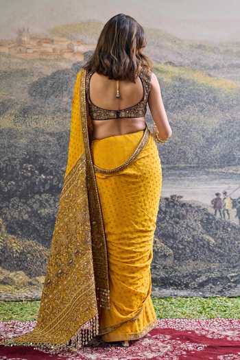 Shop_Itrh_Gold Crepe, Silk Embroidery, Zari Sweetheart Neck Pehr Saree Set _at_Aza_Fashions