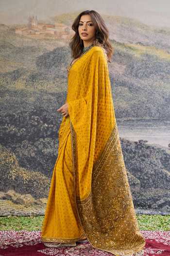 Itrh_Gold Crepe, Silk Embroidery, Zari Sweetheart Neck Pehr Saree Set _Online_at_Aza_Fashions