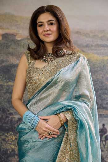 Buy_Itrh_Turquoise Tissue Embroidery, Zari Sweetheart Neck Shobhana Saree Set _Online_at_Aza_Fashions