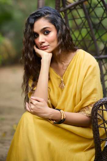 Buy_Sarang Kaur_Yellow Chanderi Silk Embroidery V-neck Sabr Border Kaftan 