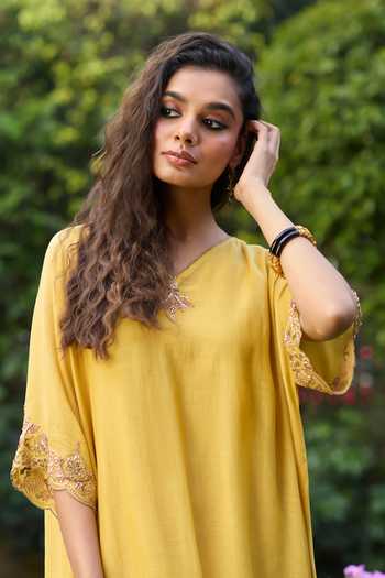 Sarang Kaur_Yellow Chanderi Silk Embroidery V-neck Sabr Border Kaftan _Online