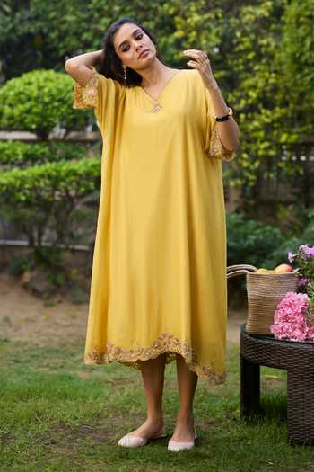 Buy_Sarang Kaur_Yellow Chanderi Silk Embroidery V-neck Sabr Border Kaftan _Online