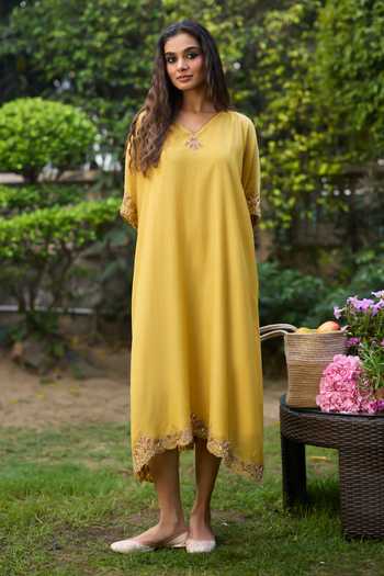Sarang Kaur_Yellow Chanderi Silk Embroidery V-neck Sabr Border Kaftan 
