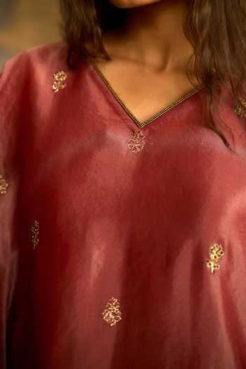 Buy_Sarang Kaur_Rust Silk, Tissue Embroidery V-neck Lishak Hand Kaftan 