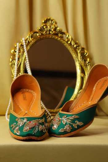 Buy_Kurrbat_Green Humming Bird Embroidered Juttis _at_Aza_Fashions