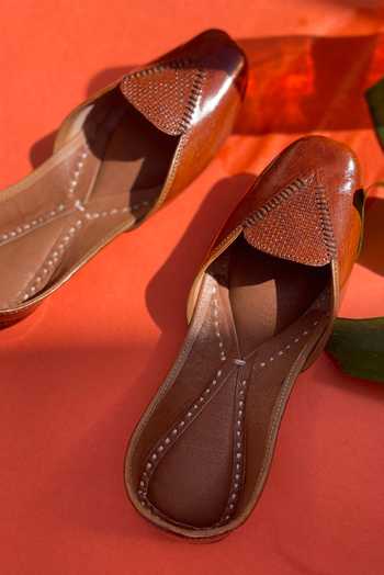 Buy_Kurrbat_Tan Designer Brown Juttis _at_Aza_Fashions