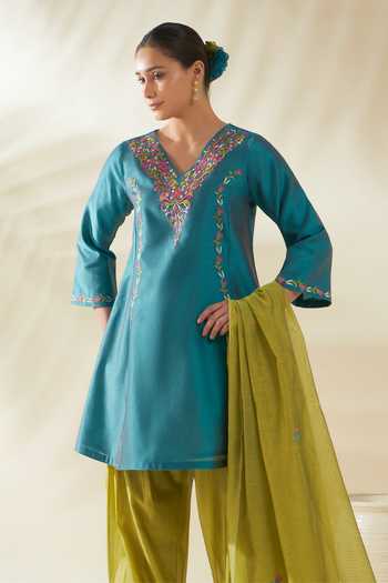 Origani_Blue Chanderi Silk Embroidery V-neck Resham Kurta And Salwar Set _Online