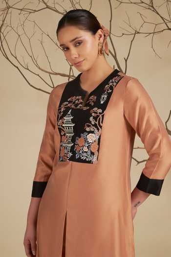 Buy_Origani_Peach Chanderi Silk Embroidery, Applique Notched Straight Kurta And Pant Set 