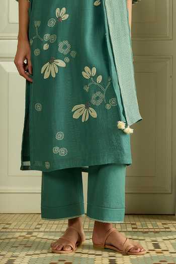 Buy_Vaayu_Green Cotton, Muslin Applique Keyhole Neck Emerald Work Kurta Set _Online_at_Aza_Fashions