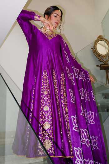 Shop_Pink City by Sarika_Purple Chanderi Silk Embroidery V-neck Pankaj Floral Pattern Anarkali Set _Online