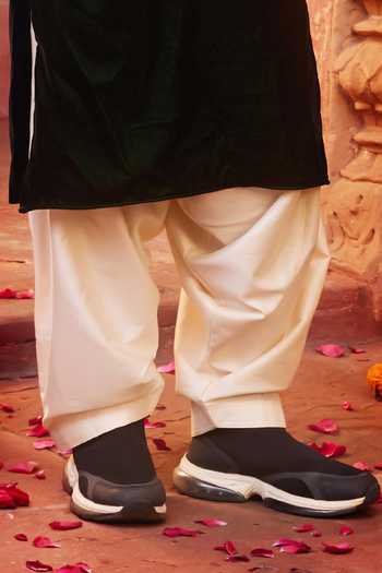 Chotibuti_Green Velvet Embroidery Kurta And Pyjama Set _Online_at_Aza_Fashions