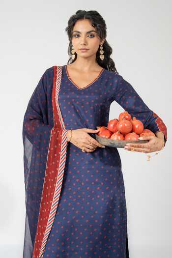 Baise Gaba_Blue Muslin, Chiffon V-neck Parampara Printed Kurta Set _Online