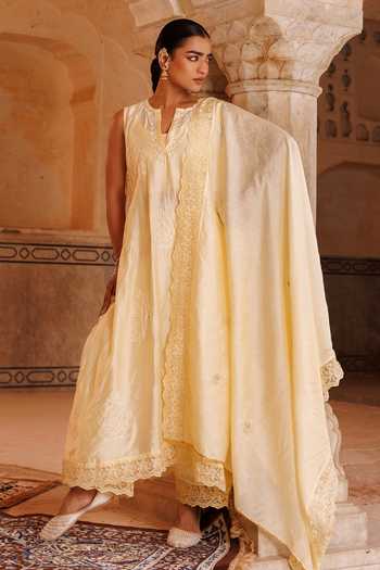 Buy_Bannhi By Priyanka Rathore_Cream Chanderi Embroidery, Lace Aari Kurta Set _Online_at_Aza_Fashions