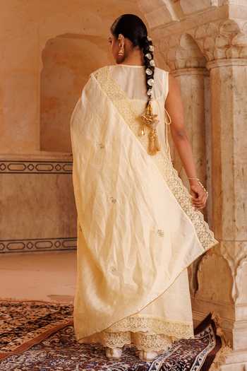 Shop_Bannhi By Priyanka Rathore_Cream Chanderi Embroidery, Lace Aari Kurta Set _at_Aza_Fashions