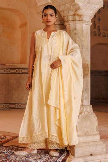 Buy_Bannhi By Priyanka Rathore_Cream Chanderi Embroidery, Lace Aari Kurta Set 