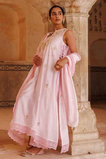 Bannhi By Priyanka Rathore_Pink Chanderi Tassels, Lace Split V-neck Floral Embroidered Kurta Set _Online_at_Aza_Fashions