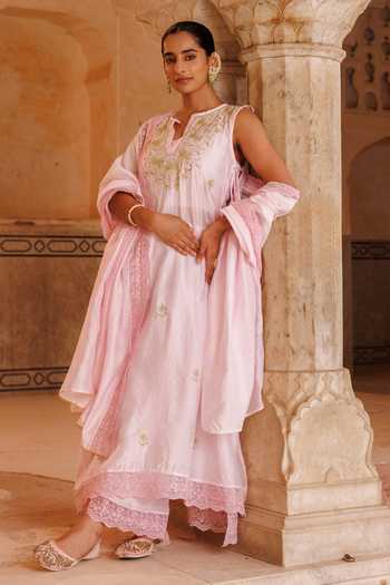 Buy_Bannhi By Priyanka Rathore_Pink Chanderi Tassels, Lace Split V-neck Floral Embroidered Kurta Set _Online_at_Aza_Fashions