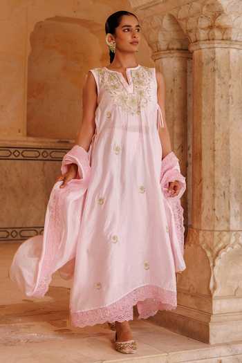 Bannhi By Priyanka Rathore_Pink Chanderi Tassels, Lace Split V-neck Floral Embroidered Kurta Set _at_Aza_Fashions