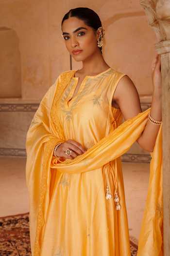 Bannhi By Priyanka Rathore_Orange Chanderi Embroidery, Tassels, Lace Split V-neck Kurta Set _Online_at_Aza_Fashions