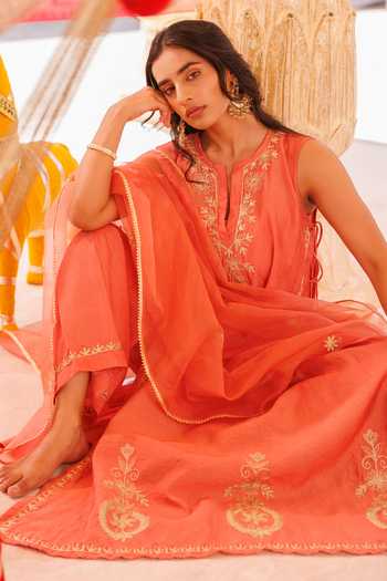 Buy_Bannhi By Priyanka Rathore_Orange Chanderi Embroidery V-neck Kurta Set 
