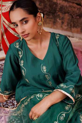 Bannhi By Priyanka Rathore_Green Chanderi Embroidery, Gota Patti V-neck Aari Kurta Pant Set _Online_at_Aza_Fashions