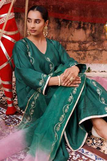 Buy_Bannhi By Priyanka Rathore_Green Chanderi Embroidery, Gota Patti V-neck Aari Kurta Pant Set _Online_at_Aza_Fashions
