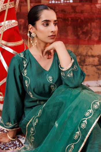 Shop_Bannhi By Priyanka Rathore_Green Chanderi Embroidery, Gota Patti V-neck Aari Kurta Pant Set _Online_at_Aza_Fashions