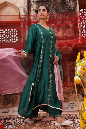 Bannhi By Priyanka Rathore_Green Chanderi Embroidery, Gota Patti V-neck Aari Kurta Pant Set _at_Aza_Fashions