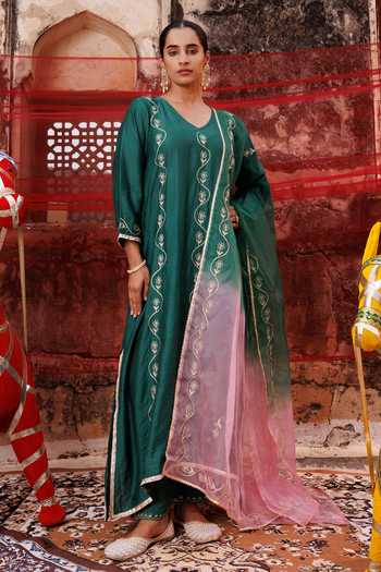 Buy_Bannhi By Priyanka Rathore_Green Chanderi Embroidery, Gota Patti V-neck Aari Kurta Pant Set _at_Aza_Fashions