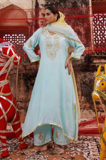 Bannhi By Priyanka Rathore_Blue Chanderi Embroidery, Gota Patti V-neck Kurta Set _at_Aza_Fashions
