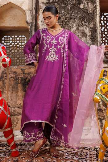 Buy_Bannhi By Priyanka Rathore_Purple Chanderi Embroidery, Gota Patti V-neck Floral Kurta Set _at_Aza_Fashions