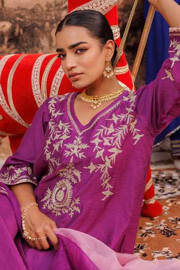 Buy_Bannhi By Priyanka Rathore_Purple Chanderi Embroidery, Gota Patti V-neck Floral Kurta Set _Online_at_Aza_Fashions