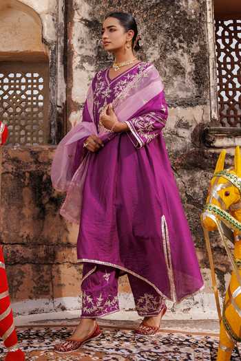 Bannhi By Priyanka Rathore_Purple Chanderi Embroidery, Gota Patti V-neck Floral Kurta Set _at_Aza_Fashions