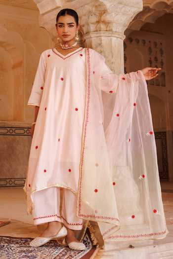 Buy_Bannhi By Priyanka Rathore_Peach Chanderi Embroidery, Gota Patti V-neck Kurta Set _Online_at_Aza_Fashions