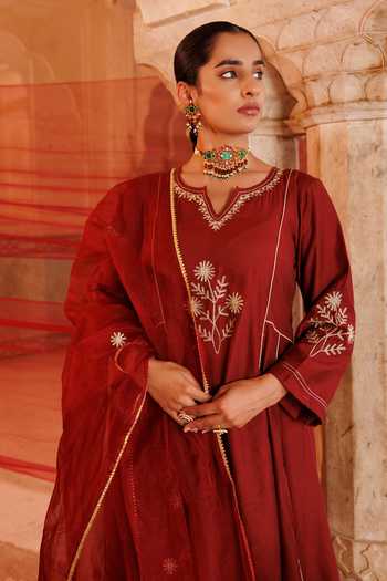 Bannhi By Priyanka Rathore_Maroon Chanderi Embroidery, Gota Patti V-neck Aari Kurta Set _Online_at_Aza_Fashions