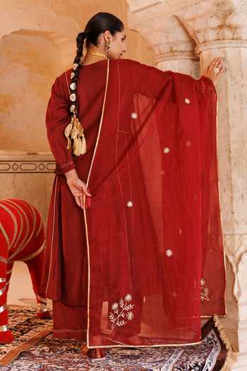Shop_Bannhi By Priyanka Rathore_Maroon Chanderi Embroidery, Gota Patti V-neck Aari Kurta Set _at_Aza_Fashions