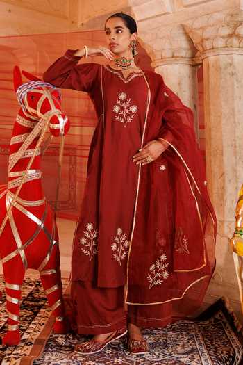 Buy_Bannhi By Priyanka Rathore_Maroon Chanderi Embroidery, Gota Patti V-neck Aari Kurta Set 