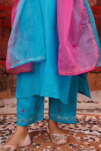 Bannhi By Priyanka Rathore_Blue Chanderi Embroidery V-neck Kurta Set _Online_at_Aza_Fashions