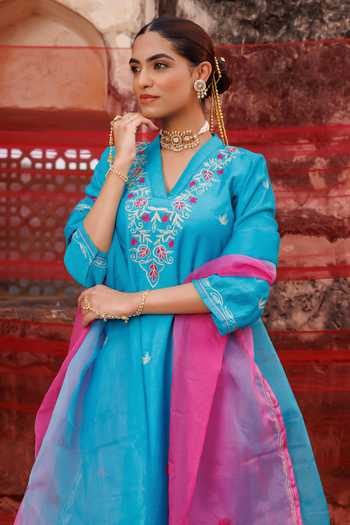 Buy_Bannhi By Priyanka Rathore_Blue Chanderi Embroidery V-neck Kurta Set _Online_at_Aza_Fashions