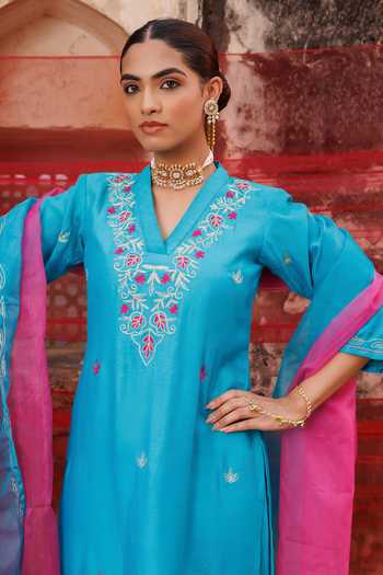 Shop_Bannhi By Priyanka Rathore_Blue Chanderi Embroidery V-neck Kurta Set _Online_at_Aza_Fashions