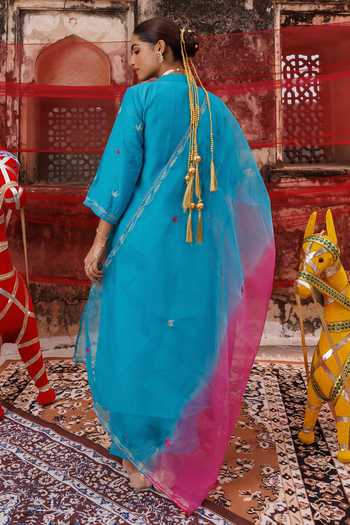 Shop_Bannhi By Priyanka Rathore_Blue Chanderi Embroidery V-neck Kurta Set _at_Aza_Fashions