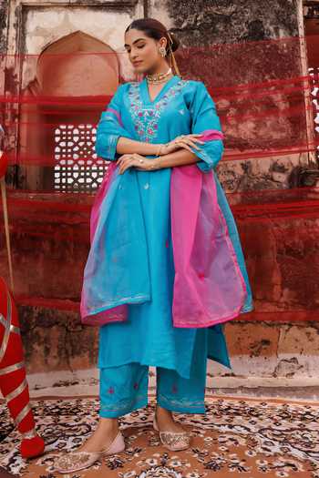 Buy_Bannhi By Priyanka Rathore_Blue Chanderi Embroidery V-neck Kurta Set 