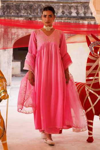 Buy_Bannhi By Priyanka Rathore_Pink Chanderi Embroidery, Zari V-neck Anarkali Set _Online_at_Aza_Fashions