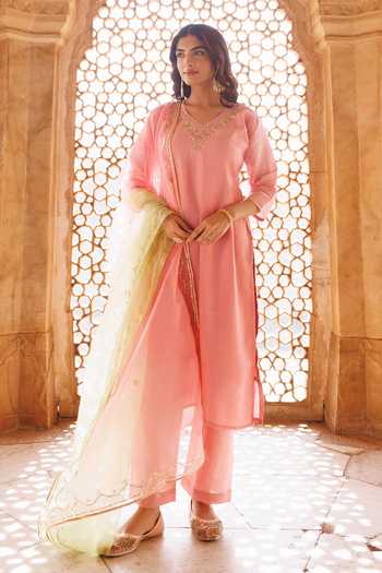 Buy_Bannhi By Priyanka Rathore_Pink Silk Embroidery, Zari Kurta Set _at_Aza_Fashions